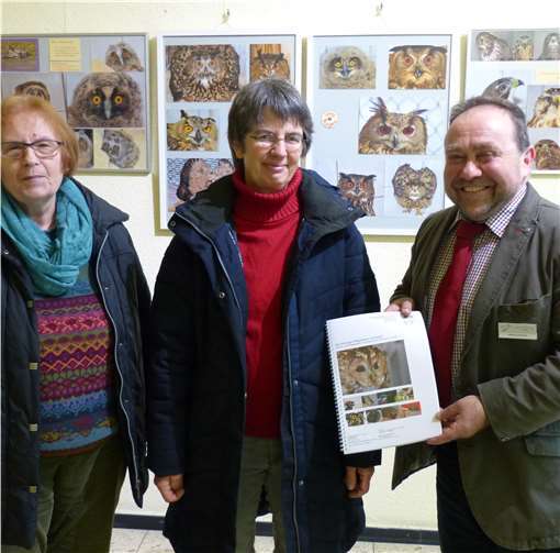 v.l.: die Künstlerin Ruth Rebell, Anja Barnonetzky-Mercier betreuende Tierärztin und Vorsitzende der Pflegestation und Bürgermeister Alfred Schomisch.Privat