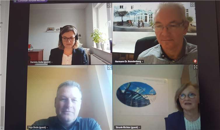 (v.l. im Uhrzeigersinn) Prof. Dr. Daniela Holle (Referentin), Prof. Dr. Hermann Brandenburg (PTHV, Moderator der Diskussion), Gerlinde Strunk-Richter (PTHV, Moderatorin des Campustages), Prof. Dr. Ingo Bode (Referent). Foto: Screenshot Campustag