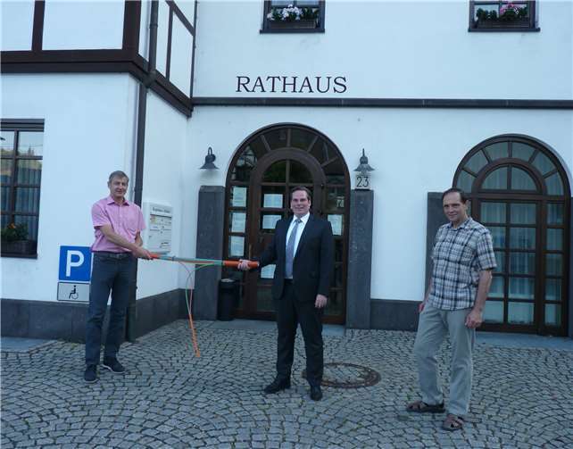 v.l. innogy-Kommunalbetreuer Michael Dötsch, Ortsbürgermeister Dr. Frank Gondert, Beigeordneter Paul Delfs.Foto: HE