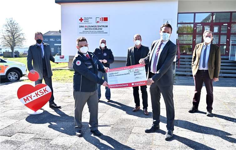 v.l. nach r.: Christoph Weitzel, Vorstand KSK, Marco Emmerich, Bereitschaftsleiter DRK, Frank Minwegen, Leiter Bildungszentrum DRK, Jörg Lempertz, Bürgermeister der Verbandsgemeinde Mendig, Alexander Müller, Vertriebsleiter der KSK und Klaus Bell, Bürgermeister der Verbandsgemeinde Pellenz, bei der Scheckübergabe.Foto: Privat