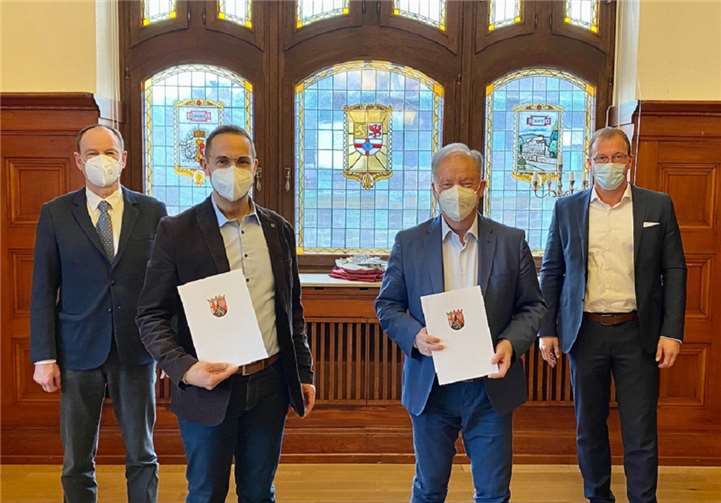 v.l. nach r.: Joachim Anheier, Direktor des Amtsgerichtes Mayen, Stefan Schneider, ehem. stv. Schiedsmann, Gerhard Bermel, neuer stv. Schiedsmann und Jörg Lempertz, Bürgermeister der Verbandsgemeinde Mendig bei der Ernennung bei der Ernennung. Foto: VG Mendig