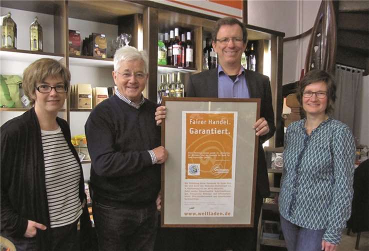 (v.l.) stellv. Vorsitzende Jutta Dietrich, Vorsitzender Hans-Joachim Schmitz, Geschäftsführer des Weltladen-Dachverbandes Klaus Wöldecke, stellv. Vorsitzende Annette Förster. privat