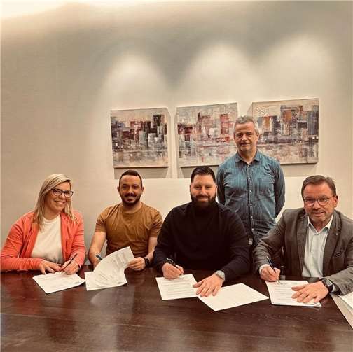 Marc Steil wird neuer Trainer (v.l.) stellv. Vorsitzende Stefanie Anheyer, Mirco Panzetta, Marc Steil, Sportlicher Leiter Walter Retterath und Vorsitzender Wolfgang Treis. Foto: privat
