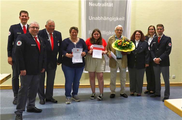 v.l. stellv. Vorsitzender Mike Robe, Vorsitzender Klaus Schneider, stellv. Präsident des Kreisverbandes Karl-Heinz Bernardy, Sandra Volk, Samira Jakobs, Toni Brachtendorf, Bereitschaftsleiterin Christiane Roßmeier und Bereitschaftsleiter Markus Nerger.Foto: privat