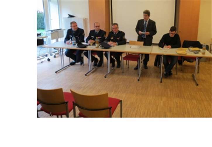 v.l. stellvertr. Wehrleiter Thönnes, stellvertr. Wehrleiter Löffler, Wehrleiter Berenz, Bürgermeister Probst und Feuerwehrsachbearbeiter Hennen.