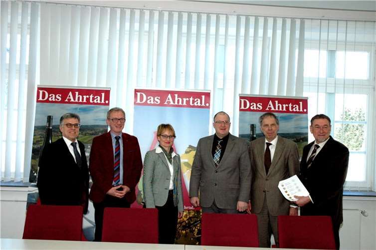(v.l.) stellvertretende Bürgermeisterin Simone Böhm aus Blankenheim, Bürgermeister Wolfgang Kroeger, Stadt Sinzig, Bürgermeister Guido Orthen, Stadt Bad Neuenahr-Ahrweiler, Bürgermeister Achim Haag, Verbandsgemeinde Altenahr, Bürgermeister Guido Nisius, Verbandsgemeinde Adenau, Ahrtal-Tourismus-Geschäftsführer Andreas Wittpohl. UM