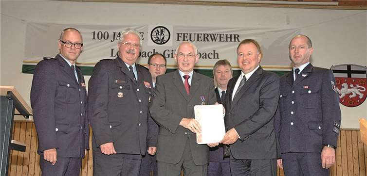 (v.l.) stellvertretender Kreisfeuerwehrinspekteur Gerhard Oelsberg, Vorsitzender Kreisfeuerwehrverband Eduard Krahe, Wehrführer André Miklitsch, Bürgermeister Hermann-Josef Romes, KFV Vorstandsmitglied Winfried Kraatz, Landrat Dr. Jürgen Pföhler, Wehrleiter Dieter Merten. UM