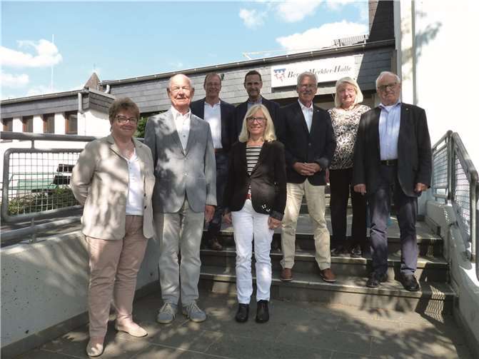 (v.l.) (vordere Reihe): Hubertine Kammerscheid, Lothar Tentler und Monika Hilger; dahinter: Jörg Lempertz, Stefan Schneider, Klaus Montermann Hedi Thelen und Theo Winkel.  Fotos: FRE