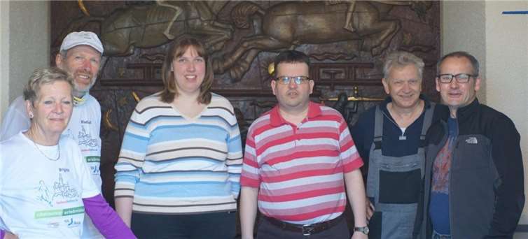 (v.l.)Brigitte und R(ud)olf Mahlburg wurden von den Vereinigungsmitgliedern Anja Seel, Andreas Kossmann, dem 1. Vorsitzenden Ewald Schneider und Ortsbürgermeister Oliver Labonde im 29er Ehrenmal empfangen.