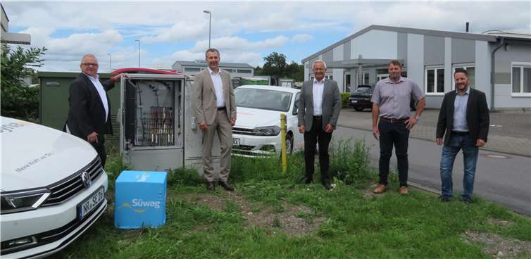 Breitbandausbau im Landkreis geht weiter v.l.:Christof Furch, Bereichsleiter Vertrieb & Marketing der KEVAG Telekom (KTK) undBernd Gowitzke, Geschäftsführer der KTK freuen sich ebenso wie Landrat Achim Hallerbach,Ortsbürgermeister Guido Kern und Syna-Kommunalmanager Johannes Schardtüber den Fortschritt des Breitbandausbaus. Foto: Kreisverwaltung