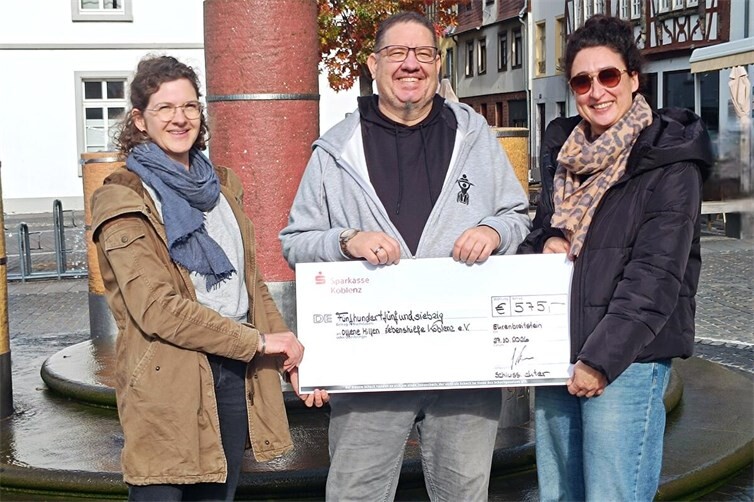 v.l.Doris Münch, Jens Mentges und Amelie Ochtinger bei der Scheckübergabe vor dem Ehrenbreitsteiner Hochwasser Brunnen auf dem Kapuzinerplatz.