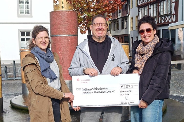 v.l.Doris Münch, Jens Mentges und Amelie Ochtinger bei der Scheckübergabe vor dem Ehrenbreitsteiner Hochwasser Brunnen auf dem Kapuzinerplatz.