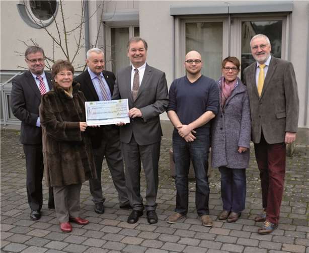 (v.l.):Günter Wragge, Helen Mauermann, Hermann Josef Becker, Verbandsbürgermeister Karsten Fehr, Till Lustinger, Katharina Lustinger-Jäschke, Dr. Ulrich Bollmann.privat