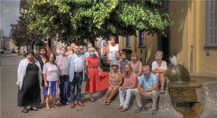 (v.l.)Monika Leowsky; Michael Brauer; Dr. Doris Caspers; Dagmar Hackspiel; Michaela Rauch-Krist; Josef Darscheid; Thomas Hummel; Yvonne Hummel; Dr. Claudia Schittek (L); Andrea Schilberz; Elisabeth Kaus; Betina Thilmann-Marx; Frauke Altmaier; Ulrike Franzki; Bernd Doetsch; Margit Büttner (L)Auf dem Bild fehlen Roland Geiger, Alfred Neckenich und Elisabeth Weiler Foto: Thomas Müller