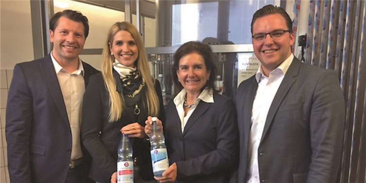 v.l.Patrick Doll und Kristina Isabel Doll (Geschäftsführung monte mare) sowie Dr. Judith Schillingund David Schilling (Geschäftsführung Brohler Mineral- und Heilbrunnen GmbH )freuen sich über die Kooperation der beiden FirmenBrohler Mineralbrunnen