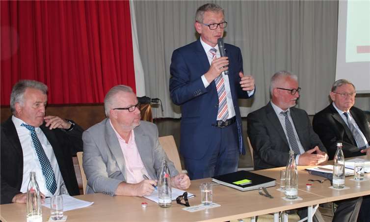 (v.l:)Peter Krämer, Hans-Jürgen Juchem, Bürgermeister Guido Orthen, Detlev Koch und Rudi Frick informierten die Bürger über aktuelle Entwicklungen in der Stadt DU