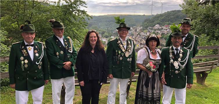 (v.li.) 2. Brudermeister Rolf Hilger, Sieger Pfänderschießen Winfried Börder, Siegerinn Damen Silke Buhr-Krayer, Scheibenkönig Stefan Breil, Königspaar Hildegard und Edi Rausch, Brudermeister Joachim Engel.Foto: privat