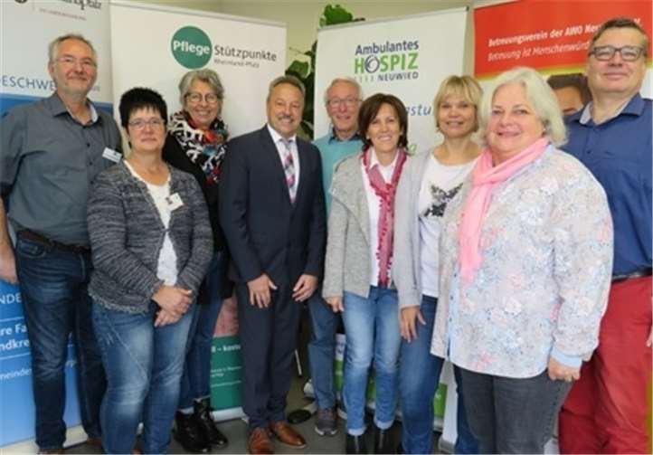 (v.li.) Achim Krokowski - Pflegestützpunkt Puderbach, Brigitte Siebenmorgen und Roswitha Rosenmüller - Gemeindeschwesterplus, Hans-Werner Breithausen, Bürgermeister VG Rengsdorf-Waldbreitbach, Claus Gördes - Mitglied im Seniorenbeirat der VG Rengsdorf-Waldbreitbach, Gabriele Fetthauer und Cindy Stein - Ambulantes Hospiz Neuwied, Doris Flick- Pflegestützpunkt Puderbach, Axel Hillenbrand - AWO Betreuungsverein Neuwied.Foto: privat