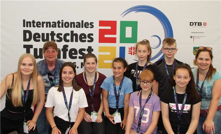 v.li. Alice Büter, Monika Fuchs, Lena Ellinger, Sina Fuchs, Leonie Scholz, Nika Flato, Darya Novosselov, Kai Flato, Ecem Taflan, Ann-Kathrin Schowtjak, (Es fehlt Valentina Flato, sie musste kampfrichtern). Fotos: Monika Fuchs