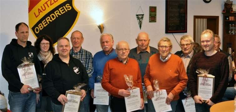 (v.li.) Andreas Weyer (Dank für 40 Jahre), Natalie Blum (Vorstand), Uwe Hütt (40 Jahre), Ralf Engel (25 Jahre), Helmut Oettgen, Horst-Dieter Oettgen, Horst Abresch, Kurt Müller und Wilfried Block (alle 60 Jahre), Michael Schwamberger (40 Jahre).Foto: privat