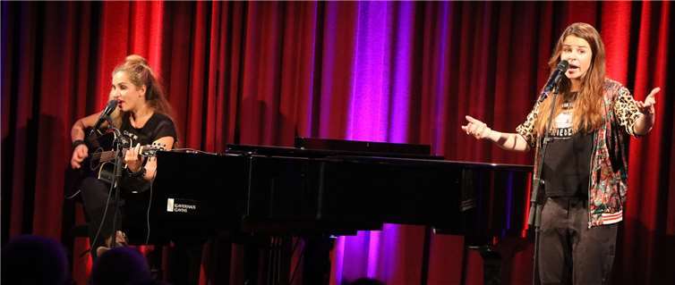 (v.li.) Ariane Müller und Julia Gámez Martin haben Suchtpotenzial.DU