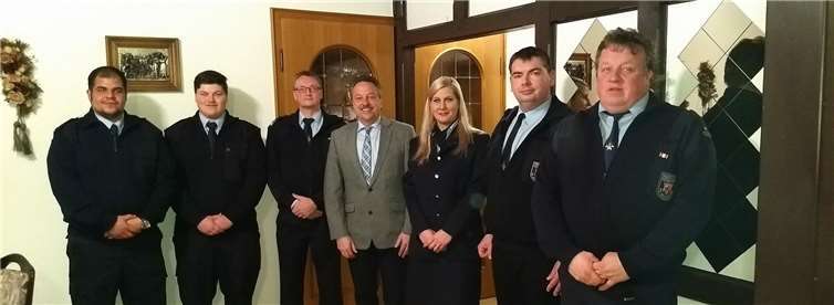 (v.li.) Arsam Cheresa, Fabian Ehlscheid, Wehrleiter Peter Schäfer, Verbandsbürgermeister Hans-Werner Breithausen, Sandra Schnur, Wehrführer Frank Lehnert und stv. Wehrführer Frank Tluste.Privat