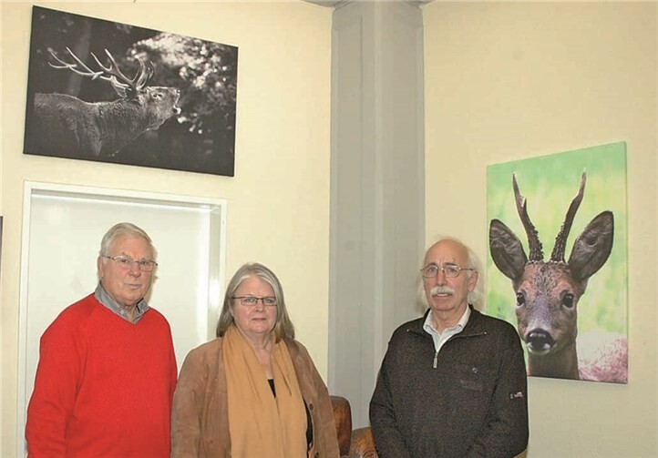 v.li. Beigeordneter Alfred Conrady, die Vorsitzende des Kulturvereins Mittelahr Angelika Furth und Fotograf Wilfried Freischem bei der Ausstellungseröffnung. UM