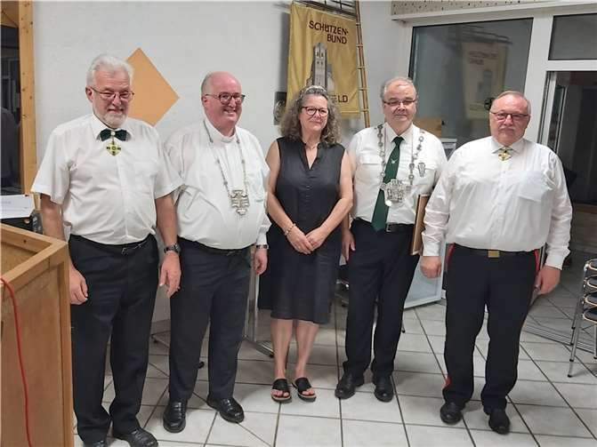 v.li.: Bezirksschießmeister Karlheinz Esch, Diözesanpräses Dr. Volker Malburg neues Bezirkskönigspaar Petra und Harald Schmitz, Bezirksbundesmeister Hubert Mohr. Foto: privat