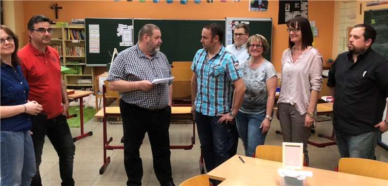 (v.li.) Brigitte Schäfer, Frank Barth, Ortsbürgermeister Arnold Herrmann, CDU Vorsitzender Jens Firmenich, Patrick Schaden, Marion Graf, Susanne Hartmann-Etzkorn und Jan Schwoll bei der Besichtigung der Grundschule Niederfell.Christian Schuth