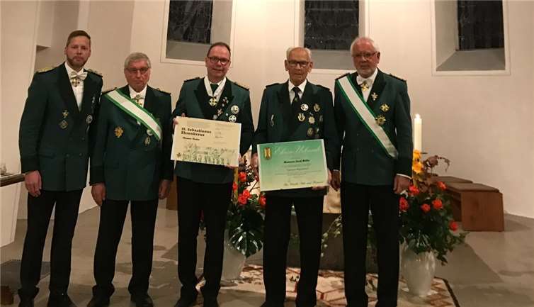 (v.li.) Brudermeister Jörg Gries, Ehrenbrudermeister Günter Hammer, Schriftführer Thomas Boden (St. Seb. Ehrenkreuz) Jubilar Hermann-Josef Müller 70 Jahre Mitgliedschaft und Ehrenbrudermeister Wilfried Huhn.Fotos: privat