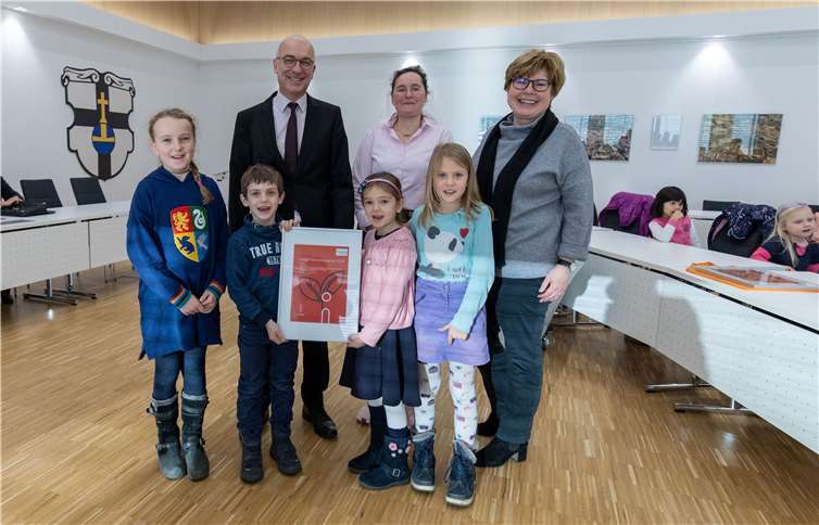 (v.li.) Bürgermeister Bert Spilles, Lydia Bauer von der innogy, Schulleiterin Gabriele Vitt und die Kinder freuen sich über den ersten Preis.