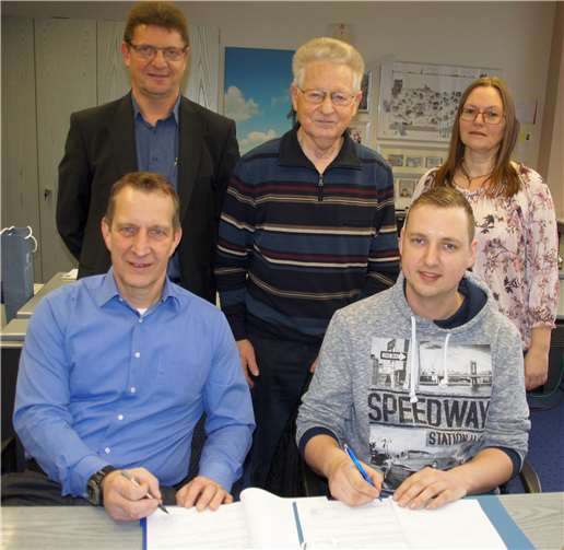 (v.li.) Bürgermeister Maximilian Mumm und Manuel Jäger bei der Vertragsunterzeichnung. Mit dabei Fachbereichsleiter Rolf Bleser, Altbachpate Walter Lingerhand und Sachbearbeiterin Petra Hermes.VG Maifeld