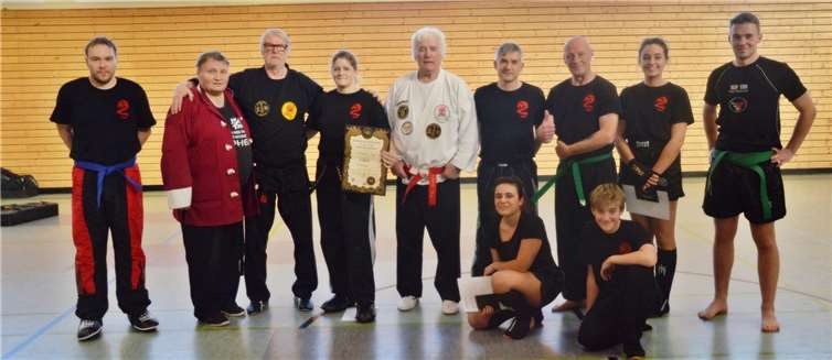 (v.li.) Christoph Gostomzik (Blaugürtel), Horst Leneis , Friedhelm Unkelbach, Alexandra Segl (Schwarzgürtel), Florian Hahn, Jörg Massner (Gelbgürtel), Erik Tiemann (Grüngürtel), Kim Zöllner (Gelbgürtel), Mark Harbott (Grüngürtel), Hazal Akpinar (Gelbgürtel), Jonas Massner (Gelbgürtel).Foto: privat