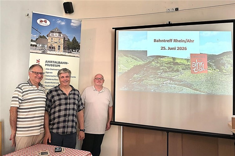 v.li.: Der 2. Vorsitzende der Ahrtalbahnfreunde Edgar Steinborn und Vereinschef Ulrich Stumm konnten beim letzten Bahntreff den Geschäftsführer der Ahrtal Marketing Gmbh Andreas Lambeck begrüßen