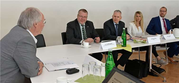 Innovativer Norden (v.li.) Der Präsident der Hochschule Koblenz, Prof. Dr. Kristian Bosselmann-Cyran gemeinsam mit dem Leiter der Abteilung Innovation & Technologie des Ministeriums für Wirtschaft, Verkehr, Landwirtschaft und Weinbau (MWVLW), Ministerialdirigent Dr. Joe Weingarten sowie Godehard Kling und Sabrina Müller vom MWVLW und Prof. Dr. Wolfgang Kiess, Professor für Softwaretechnik für Industrie 4.0 an der Hochschule Koblenz.