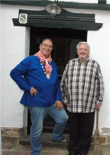 v.li. Der amtierende Vierdelsbürjemeste Dieter Becker und sein Vorgänger Willi Thiesen vor dem Bauernhaus-Museum in Adenau