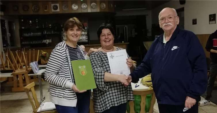 (v.li.) Die amtierende Schützenkönigin und Schriftführerin Heidi Retzlaff-Mohr, Nicole Hölzer, 2. Vizepräsidentin mit ihrer Ernennungsurkunde und Präsident Martin Schlimpen. Foto: privat