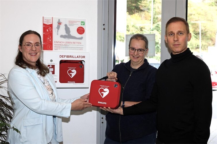 v.li.: Dr. Corinna Simone Spies, HR-Referentin für Beruf & Familie und Gesundheitsmanagement REWE Region West, REWE-Kauffrau Melanie Koch, Dr. David Clausen, CEO medicassist