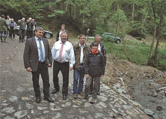 (v.li). Dr. Jochen Mölle, Landrat Dr. Jürgen Pföhler, MdL Marcel Hürter, Ministerin Ulrike Höfken, Dr. Ulrich Kleemann besuchten das Naturschutzprojekt. Norbert Ulrich