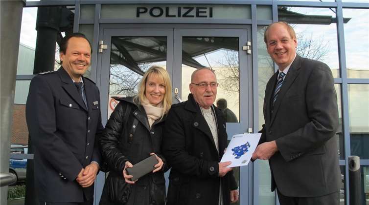 (v.li.) EPHK Leinz, Klaus Geesdorf mit Partnerin, KD Gerhardt.PD Neuwied