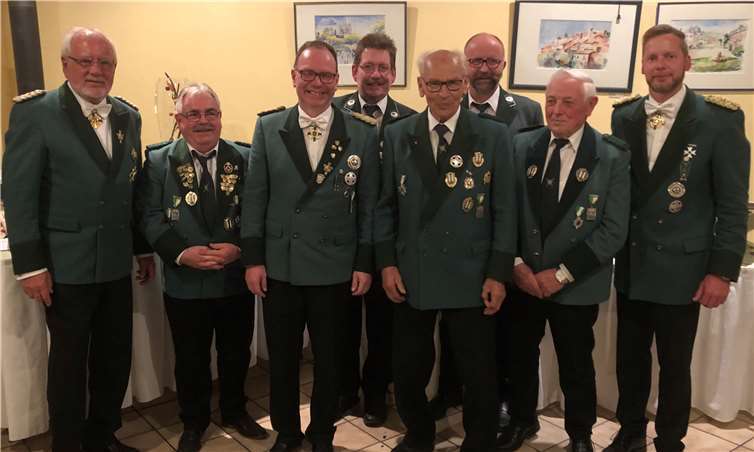 (v.li.) Ehrenbrudermeister Wilfried Huhn, die Jubilare Wolfgang Kröll 40 Jahre, Thomas Boden (St. Seb. Ehrenkreuz) Manfred Schneider 40 Jahre, Hermann-Josef Müller 70 Jahre, Wilfried Heumann 40 Jahre, Heinz Jungbluth 40 Jahre und Brudermeister Jörg Gries.