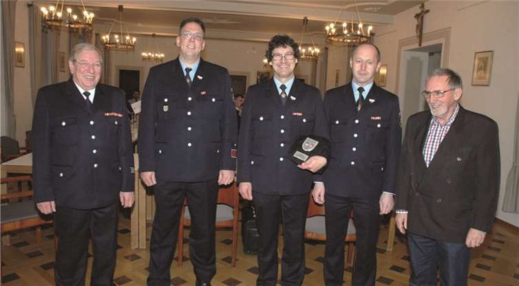 v.li. Ehrenwehrleiter Stefan Zimmer, stellvertretender Wehrführer Ernst Krämer, Bernd Hoffmann, Wehrführer und Wehrleiter Dieter Merten, 1.Beigeordneter Verbandsgemeinde Adenau Jürgen de Temple.UM