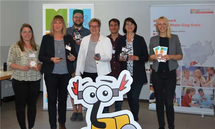 (v.li.) Eva Berrendorf (Katholische Jugendagentur Bonn gGmbH), Elisabeth Wilhelmi-Dietrich (Leiterin des Jugendhilfezentrums für Alfter, Swisttal und Wachtberg), Jörg Harde (Leiter des Jugendzentrums Offener Treff Swisttal), Petra Kalkbrenner (Bürgermeisterin der Gemeinde Swisttal), Jan Viell (Jugendpfleger, Förderung der Jugendarbeit für das Jugendhilfezentrum für Alfter, Swisttal und Wachtberg), Bettina Wallor (Pädagogische Mitarbeiterin im Regionalen Bildungsbüro des Rhein-Sieg-Kreises), Elena Zay (Roberta-Initiative - Presse- und Öffentlichkeitsarbeit Fraunhofer Institut für Intelligente Analyse- und Informationssysteme IAIS).Foto: Rhein-Sieg-Kreis