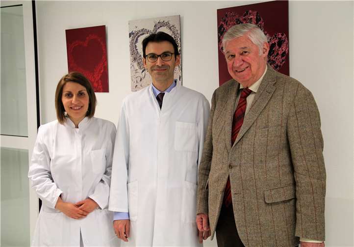 (v.li.) Gastgeberin Someieh Partowi, Oberärztliche Leitung Stroke Unit, und Dr. Theodoros Ballidis, Chefarzt Kardiologie und Stroke Unit, freuen sich gemeinsam mit Dr. Gerhard Kreuter, Vorsitzender des Fördervereins, die Fragen der Interessierten zu beantworten.Foto: privat