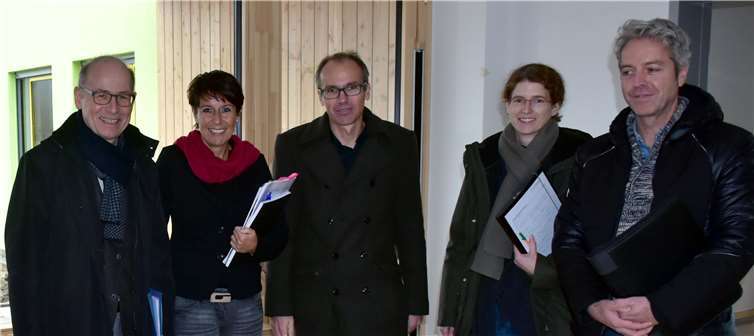 (v.li.) Georg Hollmann, Marion Weber und Sven Norman freuen sich mit den Planern (re.) über die baldige Fertigstellung.HEP