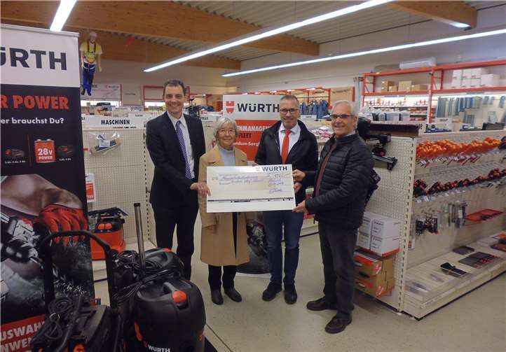 (v.li.) Geschäftsniederlassungsleiter Sebastian Seibrich, Frau Diehl, Niederlassungsleiter Konrad Schwitalla, Herr Diehl.Privat