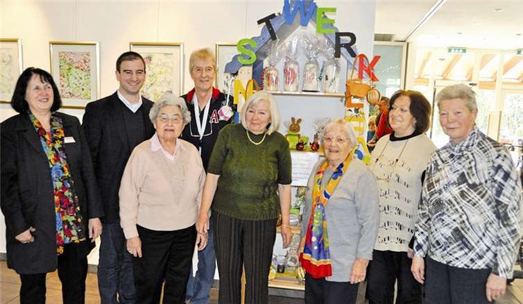 v.li. Gisela Dröge (Residenzleitung Curanum Remagen), Marcel Hürter, MdL, sowie Vertreter des Heimbeirates. privat