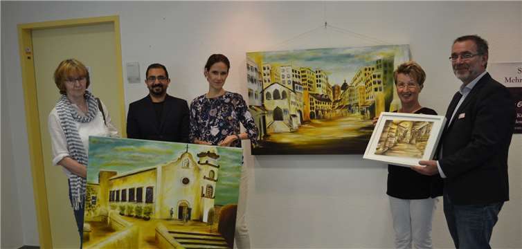 (v.li.) Hannelore Schmitt, Emad Girgis, Dr. Christina Schiller, Rosemarie Wengert und Werner Steffens präsentieren drei Werke der neuen Ausstellung im Mehrgenerationenhaus St. Matthias in Mayen.E.T. Müller