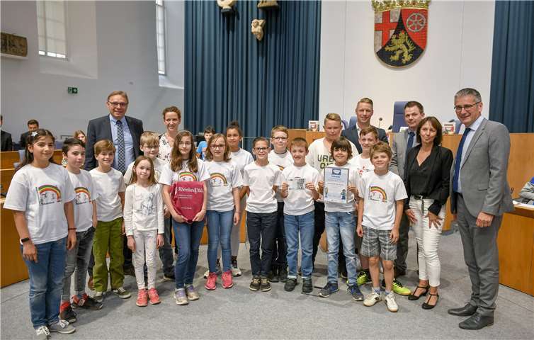 (v.li.) Hans Beckmann, Staatssekretär im Ministerium für Bildung; Andrea Stakemeier, Klassenlehrerin; Clemens Brüchert, Leiter der Koordinierungsstelle Demokratie leben und lernen; Benjamin Speth, Referent für den Klassenrat im Pädagogischen Landesinstitut; Annette Richter-Göckeritz, Rektorin der Regenbogenschule Schalkenbach; Hendrik Hering, Präsident des Landtags RLP; im Vordergrund SchülerInnen der Klasse 4. Landtag RLP/Andreas Linsenmann