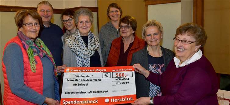 v.li. Inge Wilkening, Ortsbürgermeister Albrecht Gietzen, Sylvia Busch, Lea Ackermann, Magdalena Ibald, Gisela Ostrowski, Ursula Fink und Christel Ackermann.Privat